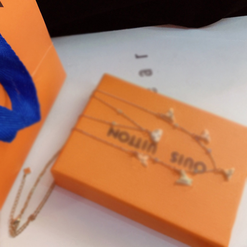 Top Sell Designers Necklaces Choker Pendant Chain 18K Gold Plated Stainless Steel L- Letters Necklaces Fashion Women Statement Wedding Jewelry X032
Top Sell Designers Necklaces Choker Pendant Chain 18K Gold Plated Stainless Steel L- Letters Necklaces Fashion Women Statement Wedding Jewelry X032