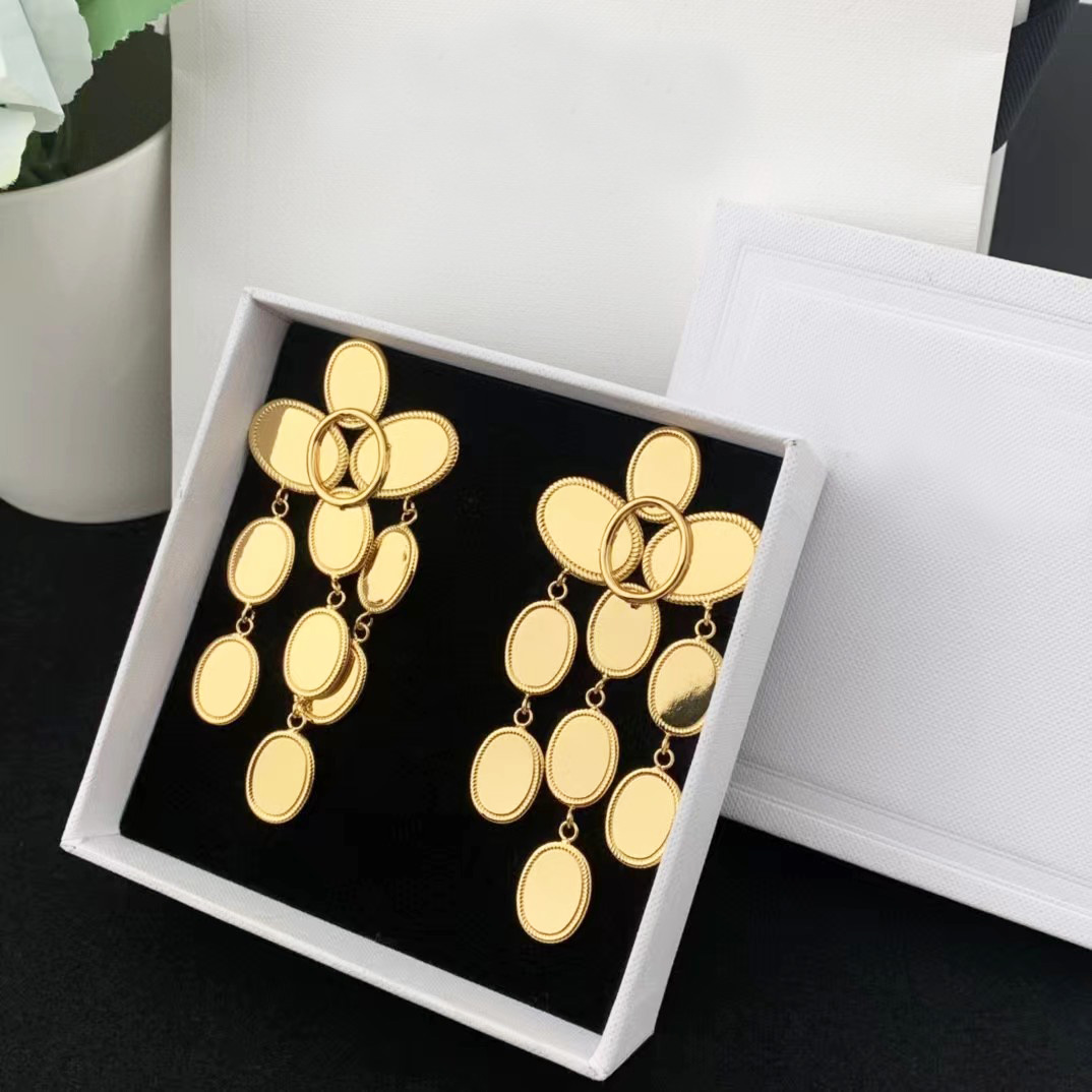 2022 New fashion Classic Designer Charm Dangle & Chandelier Earrings Elegant Women Accessories Party jewelry Gift
2022 New fashion Classic Designer Charm Dangle & Chandelier Earrings Elegant Women Accessories Party jewelry Gift