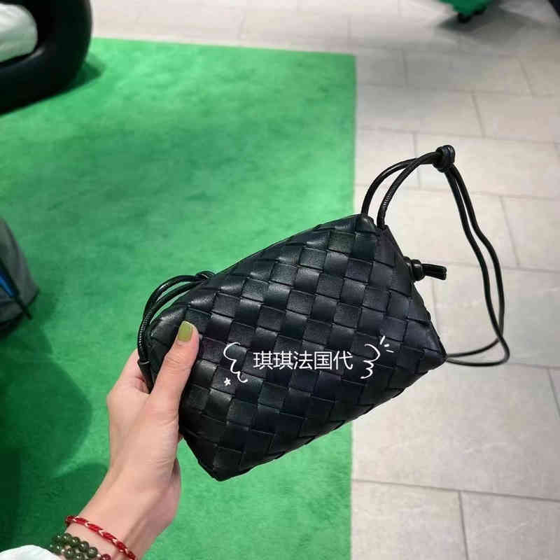 Handbags Venetas Designer Bottegas Women's Bag Bv22 Loop Mini Small Square Woven Camera Genuine Leather, Color notes 
Handbags Venetas Designer Bottegas Women's Bag Bv22 Loop Mini Small Square Woven Camera Genuine Leather, Color notes