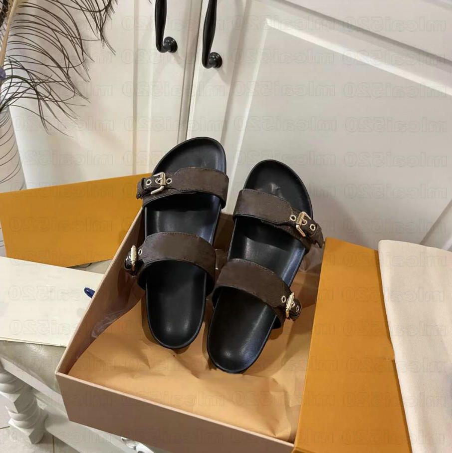 Shoes Bom Dia Mule Slippers Designer Luxury Scuff Two Straps Buckles Flip Flops Brown Patent Monograms Canvas Leather Sandals
Shoes Bom Dia Mule Slippers Designer Luxury Scuff Two Straps Buckles Flip Flops Brown Patent Monograms Canvas Leather Sandals