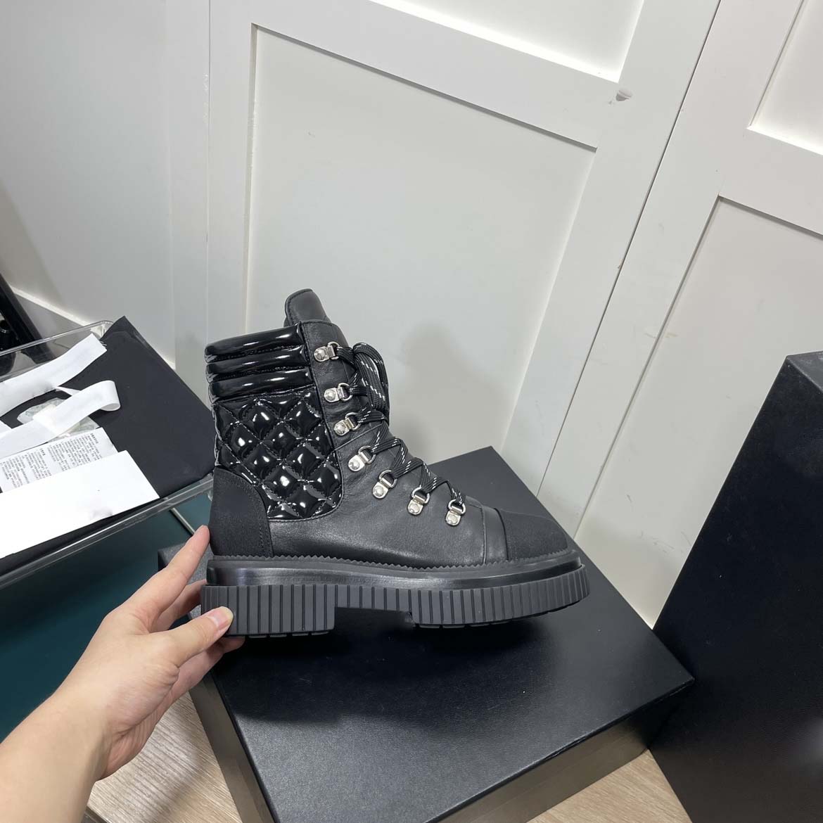 2022 goodquality leather boots top quality Lace women's Boots size 35 to 40 Ankle Boot Spring autumn winter, Black
2022 goodquality leather boots top quality Lace women's Boots size 35 to 40 Ankle Boot Spring autumn winter, Black