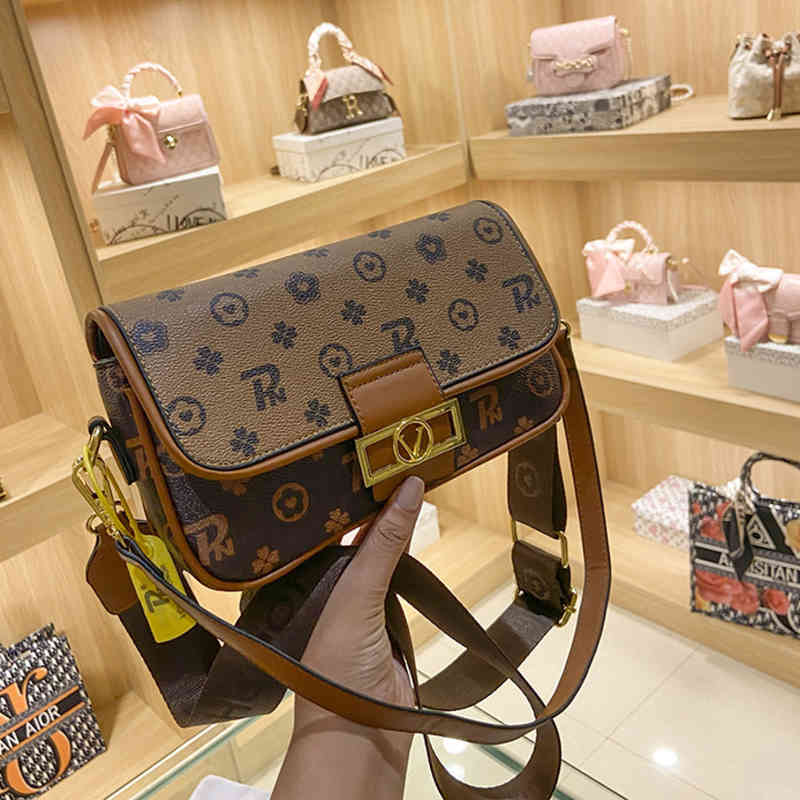 Purses Armpit bag small square printing staff sling one Shoulder Messenger Bag, Brown
Purses Armpit bag small square printing staff sling one Shoulder Messenger Bag, Brown