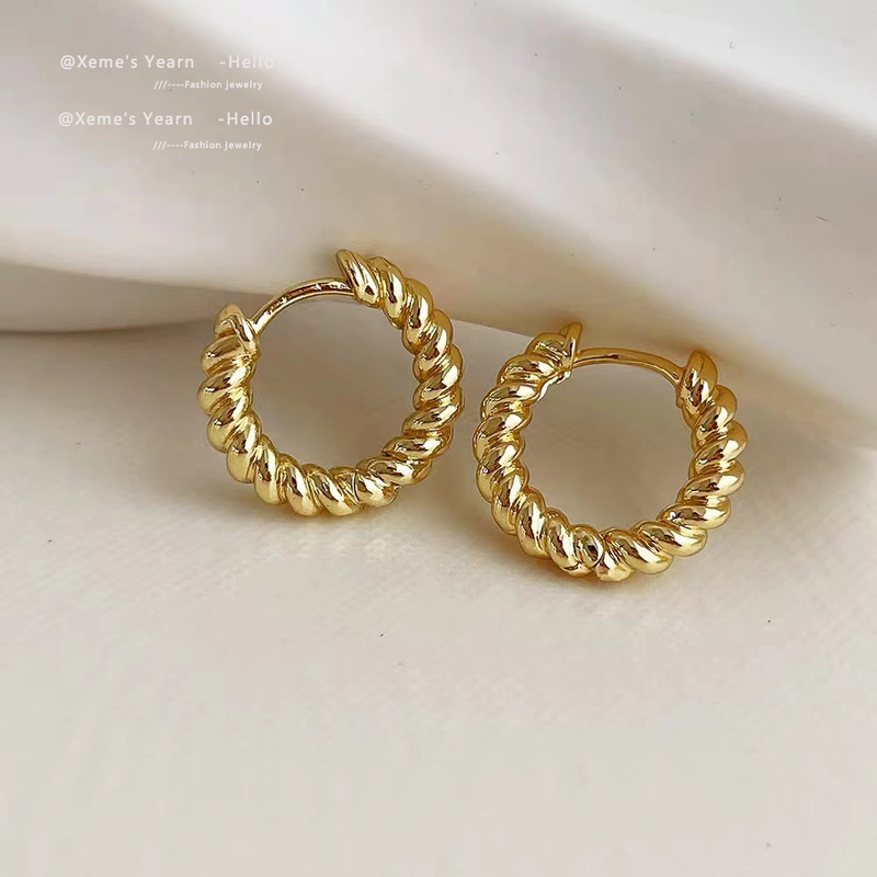 Classic Twist Shape Metal Hoop Earrings Korean Simple Accessories Gothic Party For Women Girls Fashion Jewelry student Gift 220716
Classic Twist Shape Metal Hoop Earrings Korean Simple Accessories Gothic Party For Women Girls Fashion Jewelry student Gift 220716