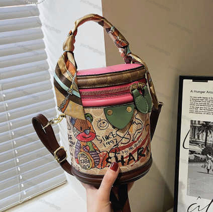 Fashion bear graffiti bucket new cylinder bag design handbag Single Shoulder Messenger women's bag small bag 74, Pink
Fashion bear graffiti bucket new cylinder bag design handbag Single Shoulder Messenger women's bag small bag 74, Pink