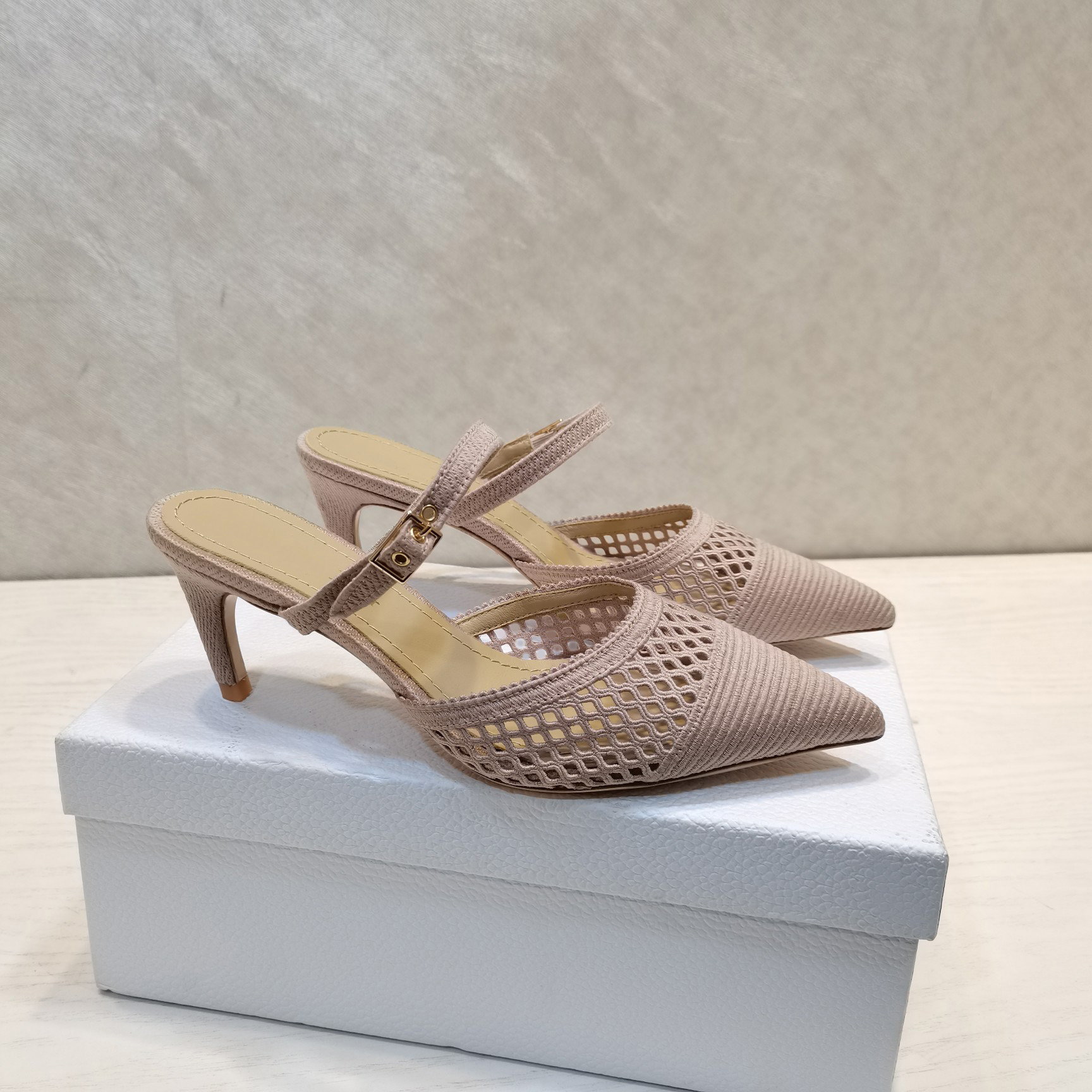 Lace low-cut upper Two-Tone Embroidered cotton ribbon Slingback High Heels, Color 1
Lace low-cut upper Two-Tone Embroidered cotton ribbon Slingback High Heels, Color 1
