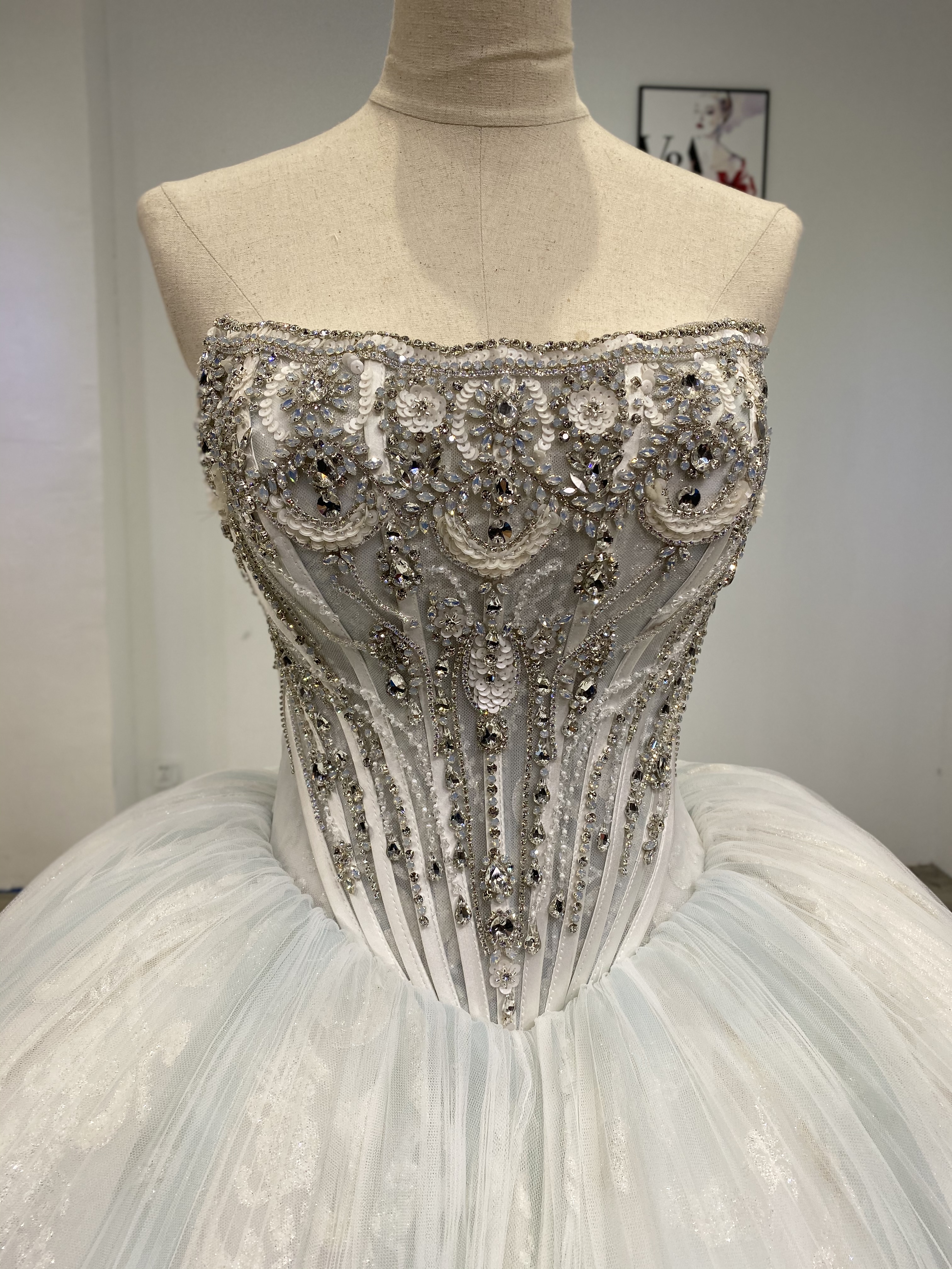 Princess Ball Gown Wedding Dresses Bridal Gowns Bateau Neck Strapless Diamond Beaded Appliques Sequins Floor Length Train Plus Size Robe De Mariee Cus