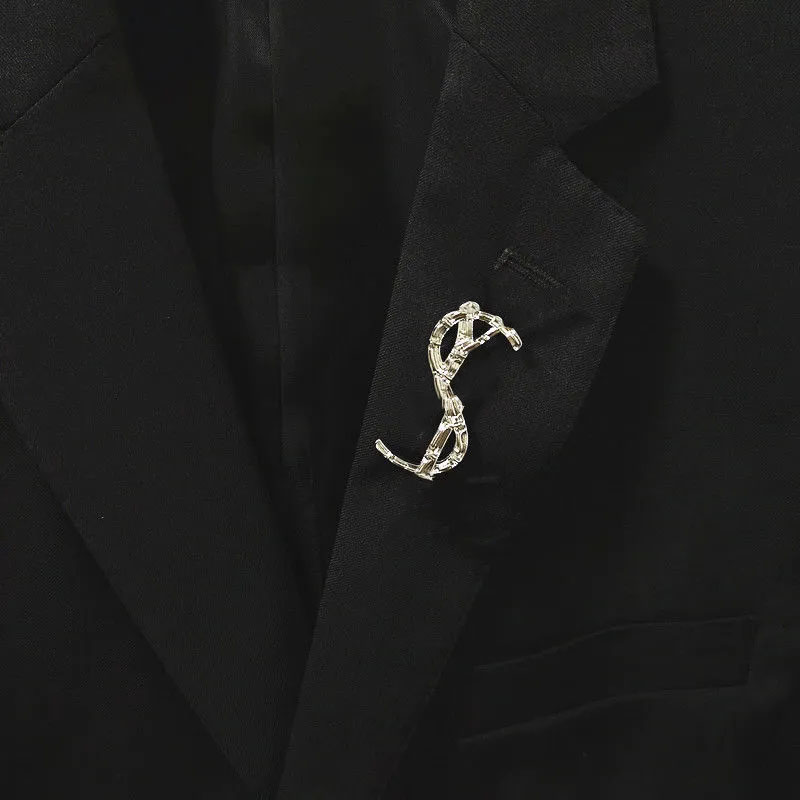 Fashion High quality letters brooch designer for women Personality retro temperament brooch luxury wedding jewelry
Fashion High quality letters brooch designer for women Personality retro temperament brooch luxury wedding jewelry