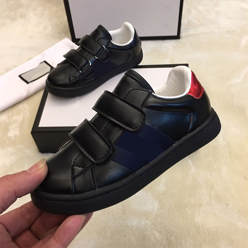 Desingers Kids Shoes Hook & Loop Sneaker High Quality School Footwear Boys Girls Wedding Formal Wears with Original Box Black White Two Straps EU26-35
Desingers Kids Shoes Hook & Loop Sneaker High Quality School Footwear Boys Girls Wedding Formal Wears with Original Box Black White Two Straps EU26-35