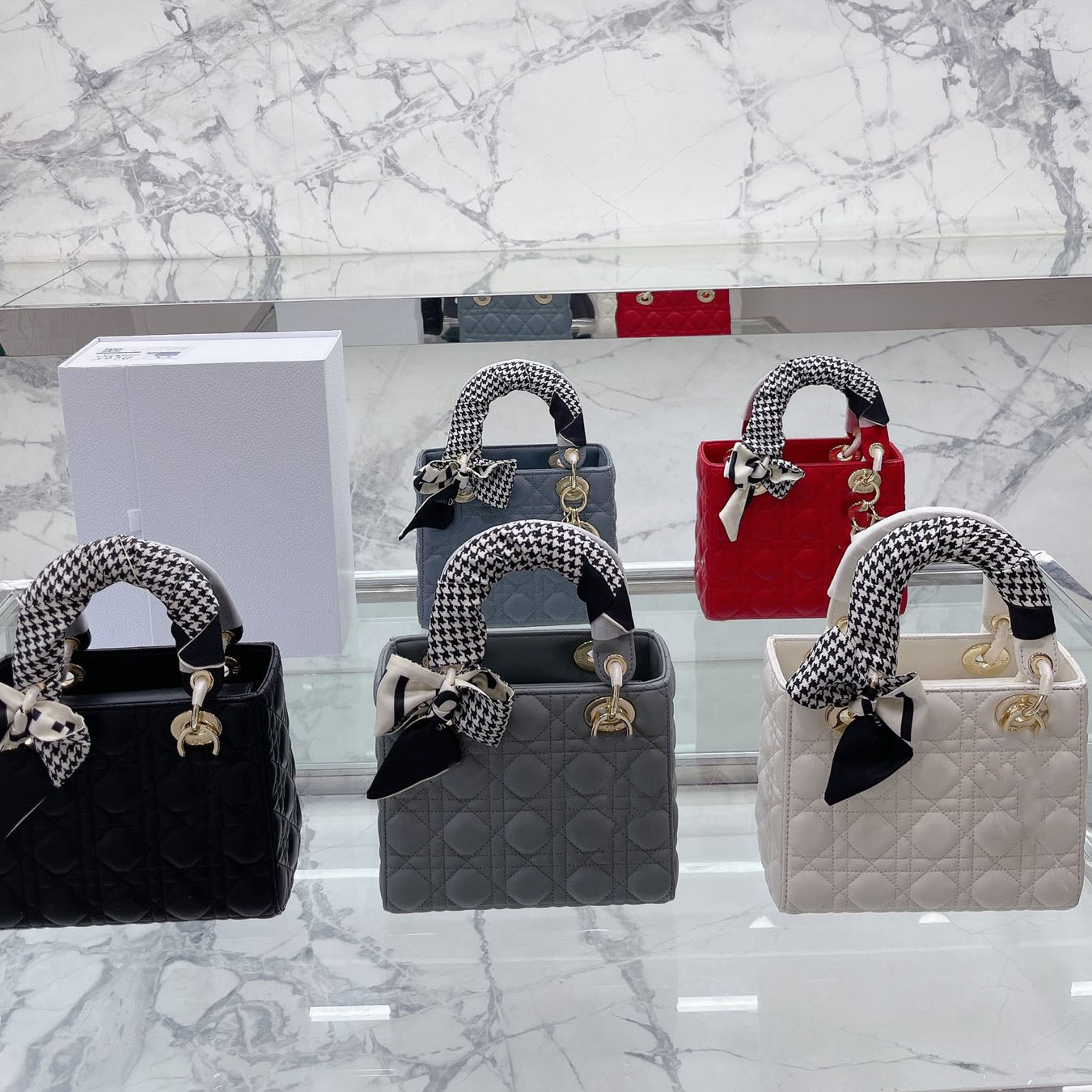 Soft royal leather high quality purse 2021 new woman big rivets luxury women purse designer bags women's handbag designer purse
Soft royal leather high quality purse 2021 new woman big rivets luxury women purse designer bags women's handbag designer purse