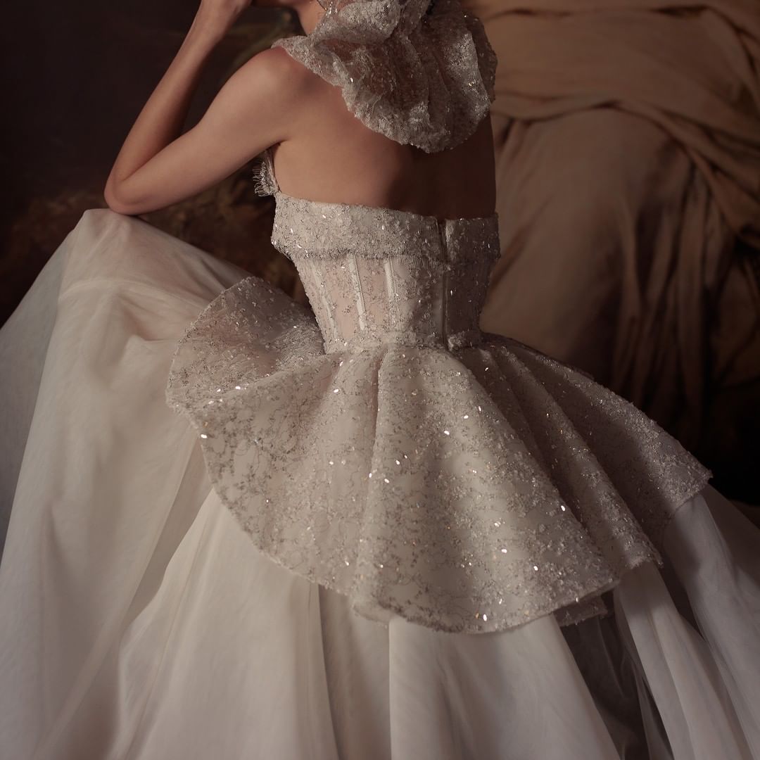 Princess urious Shiny Ball Gown Wedding Dresses Bateau Neck Sleeveless Strapless Lace Appliques Sequins or Length Train Ruffles Plus Size Robe Custom 