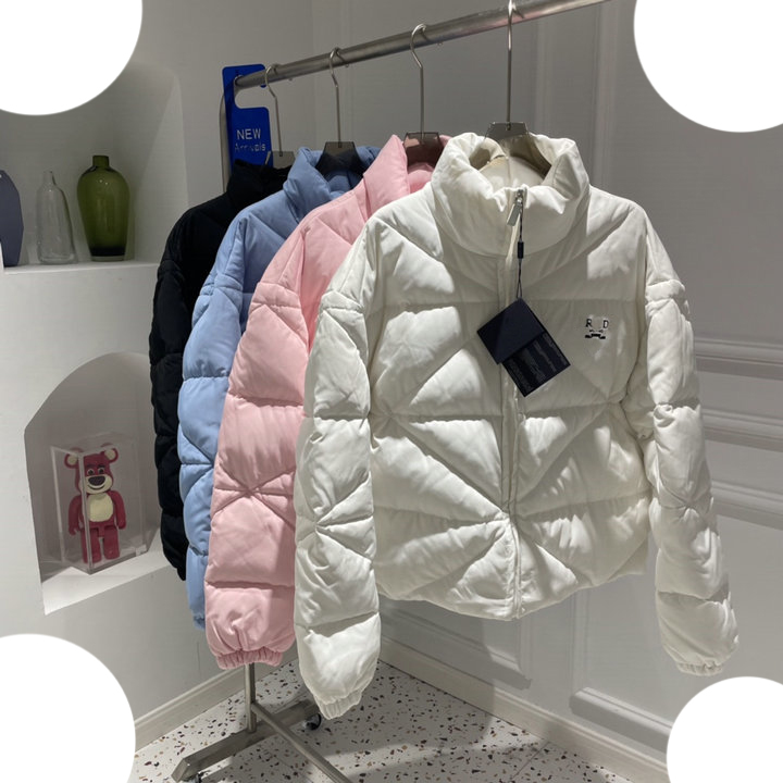 2022 European and American diamond short stand collar down cotton jacket three-dimensional fashionable women's letter printed nylon fabric is soft, Black
2022 European and American diamond short stand collar down cotton jacket three-dimensional fashionable women's letter printed nylon fabric is soft, Black