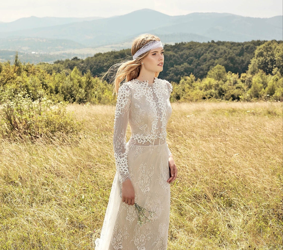 Bohemian Lace Wedding Dress Sexy Open Back Long Sleeve Jewel Neck Ivory And Beige Country Bridal Gowns Illusion Boho Beach Bride Dresses 2022 Summer A