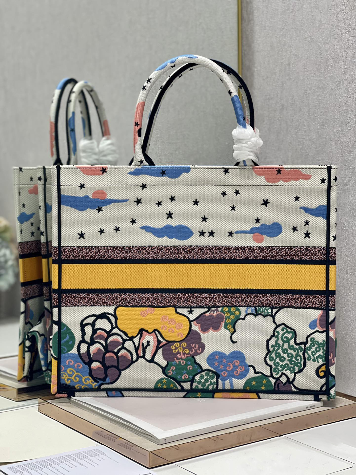 Top Tier Quality Designer Shopping bags Women Large Totes Classic Canvas Embroidery Purses Luxury Shoulder Bags Handbags Wallets Ladies Clutch Tote With SN, Contact us
Top Tier Quality Designer Shopping bags Women Large Totes Classic Canvas Embroidery Purses Luxury Shoulder Bags Handbags Wallets Ladies Clutch Tote With SN, Contact us