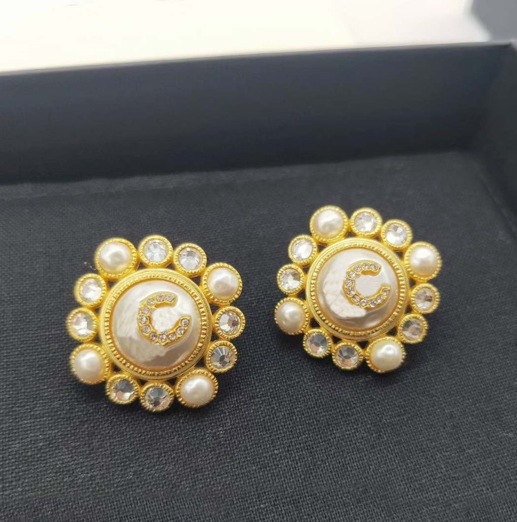 2022 Top quality Charm flower shape stud earring with nature shell beads and diamond for women wedding jewelry gift have box stamp PS4290A
2022 Top quality Charm flower shape stud earring with nature shell beads and diamond for women wedding jewelry gift have box stamp PS4290A