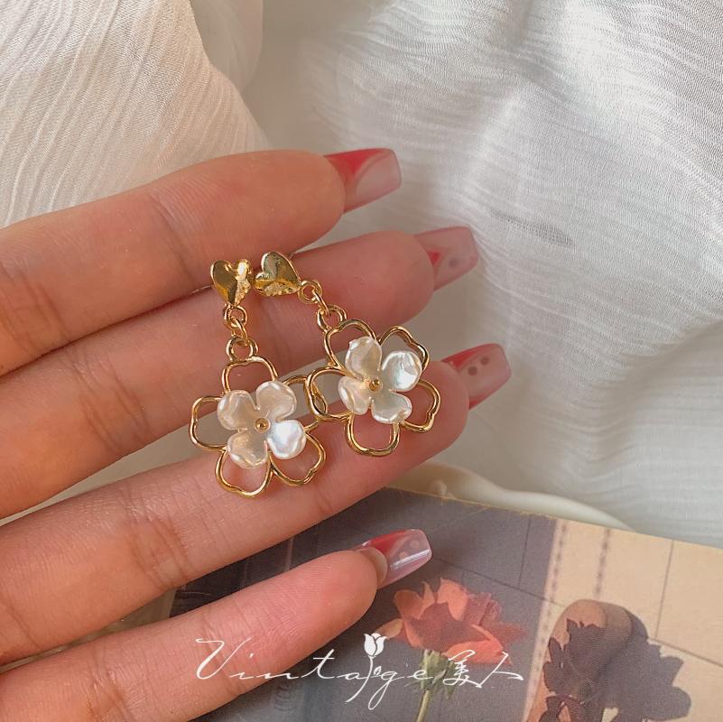 Clip-on & Screw Back Fashion French Hollow Shell Flower Clip On Earrings Temperament Simple Fresh Petal No Pierced Ears Women
Clip-on & Screw Back Fashion French Hollow Shell Flower Clip On Earrings Temperament Simple Fresh Petal No Pierced Ears Women