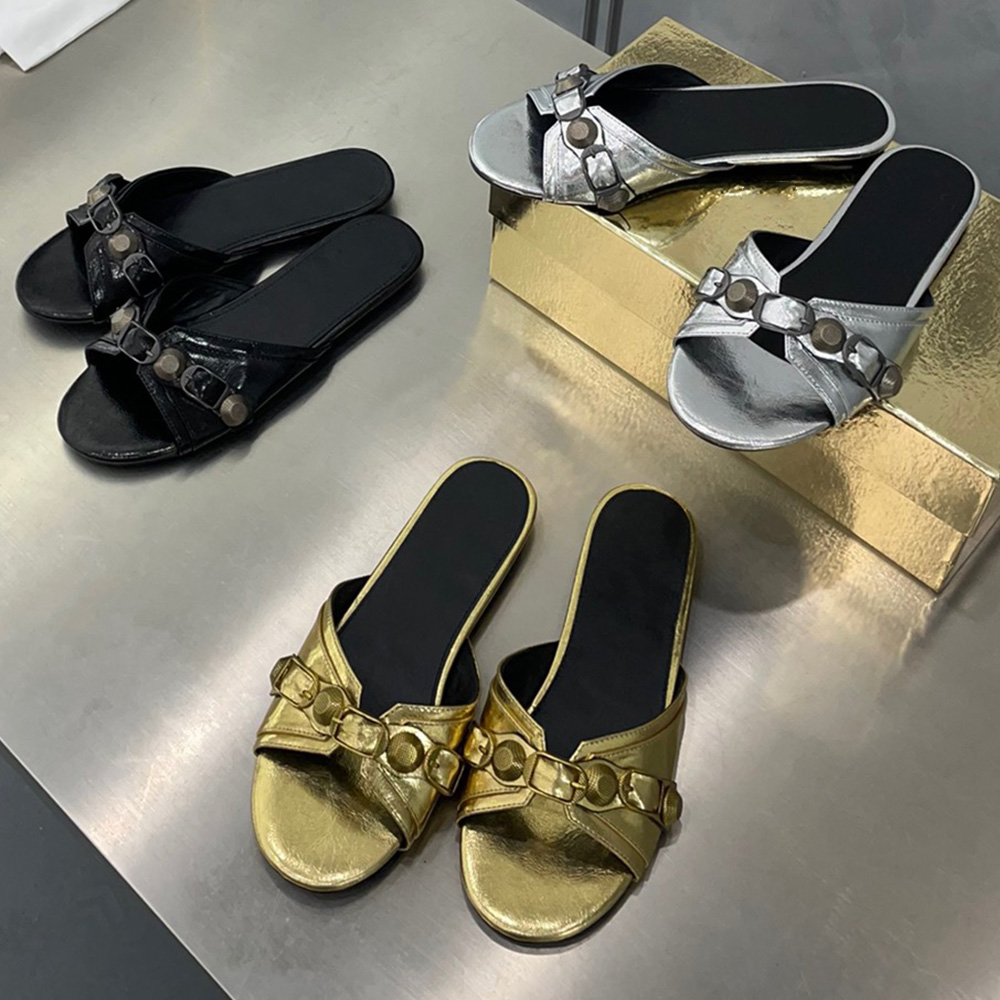 Slippers CAGOLE SANDAL Slippers Cagole Sandals in black Arena lambskin catwalk models Fashionable metal slipper Fashion bloggers and celebrities with
Slippers CAGOLE SANDAL Slippers Cagole Sandals in black Arena lambskin catwalk models Fashionable metal slipper Fashion bloggers and celebrities with