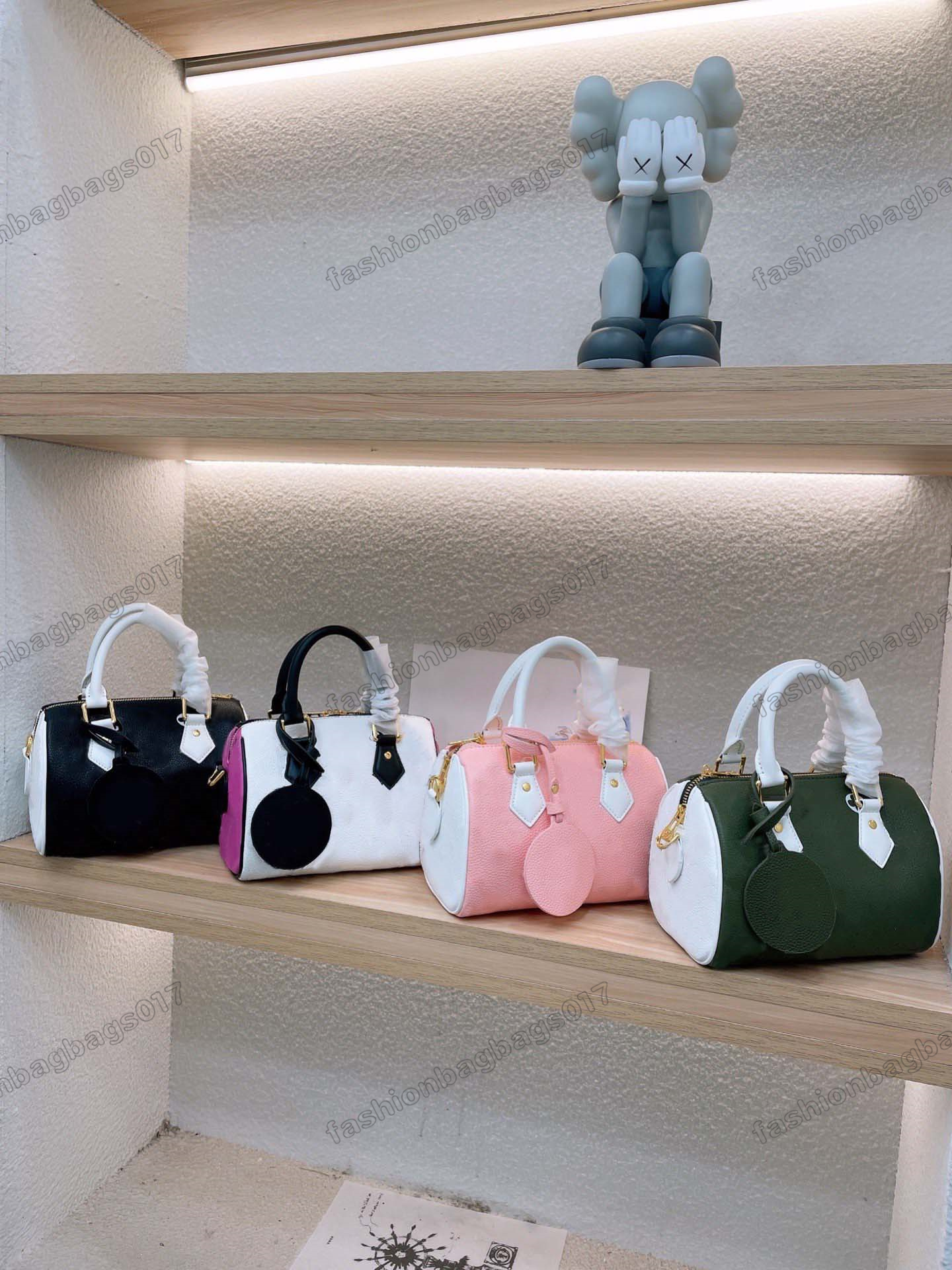 Speedy Bandoulière 20 Pillow Bag Bicolour Monograms Canvas Shoulder Bag with Tag Leather Straps Designers Luxurys Handbag
Speedy Bandoulière 20 Pillow Bag Bicolour Monograms Canvas Shoulder Bag with Tag Leather Straps Designers Luxurys Handbag