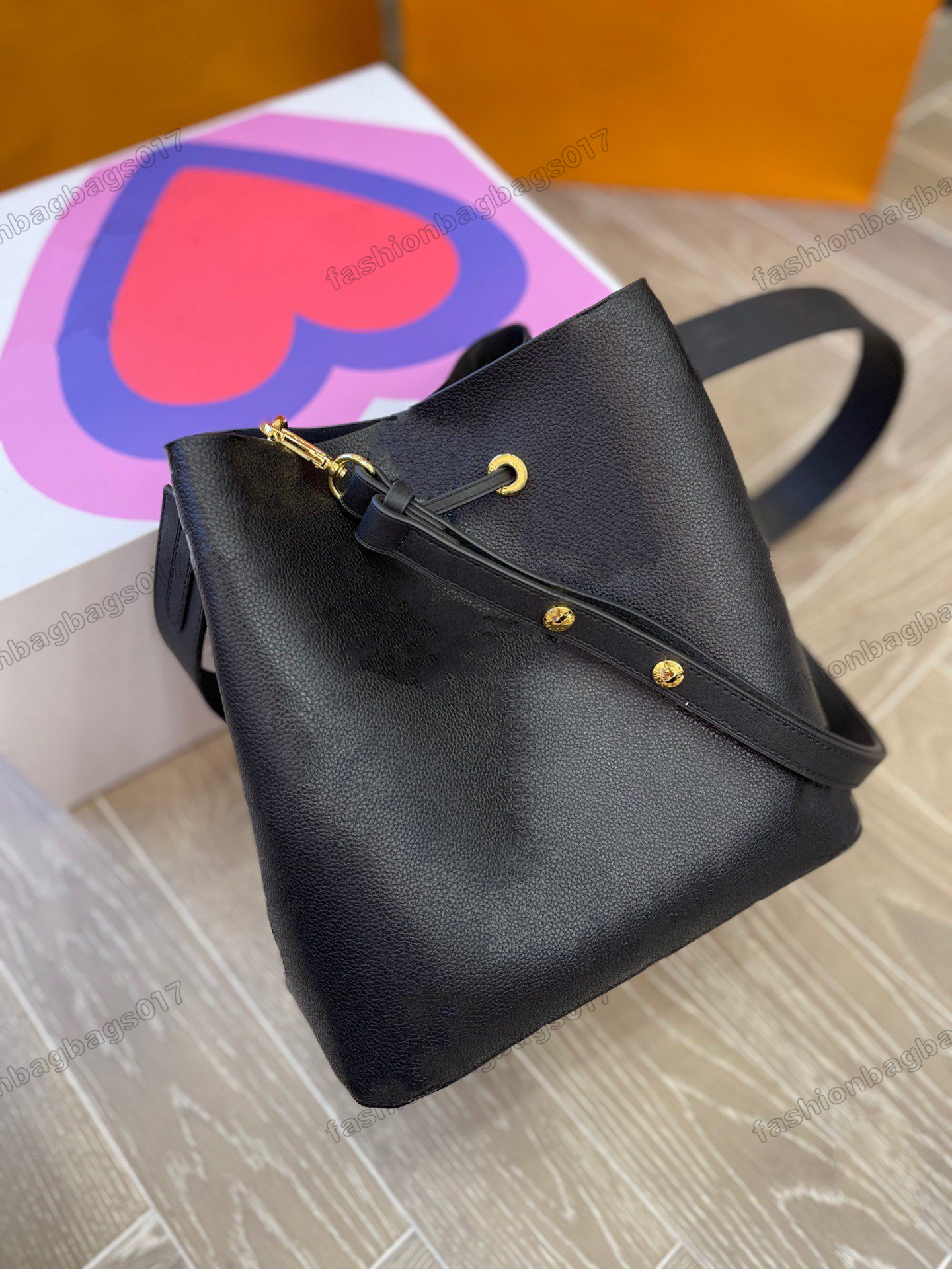 2022 Classic Neonoe Womens Desingers Bucket Bag Black White Long Shoulder Strap Cross Body Neo Noe Hobo Luxurys Handle Bags
2022 Classic Neonoe Womens Desingers Bucket Bag Black White Long Shoulder Strap Cross Body Neo Noe Hobo Luxurys Handle Bags