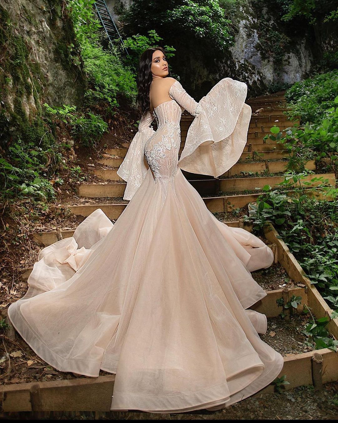 Champagne Mermaid Wedding Dresses Long Sleeves V Neck Appliques Sequins Tulle Applique Sequins Beads Long Train Wedding Gowns Sweep Length Lace Vestid