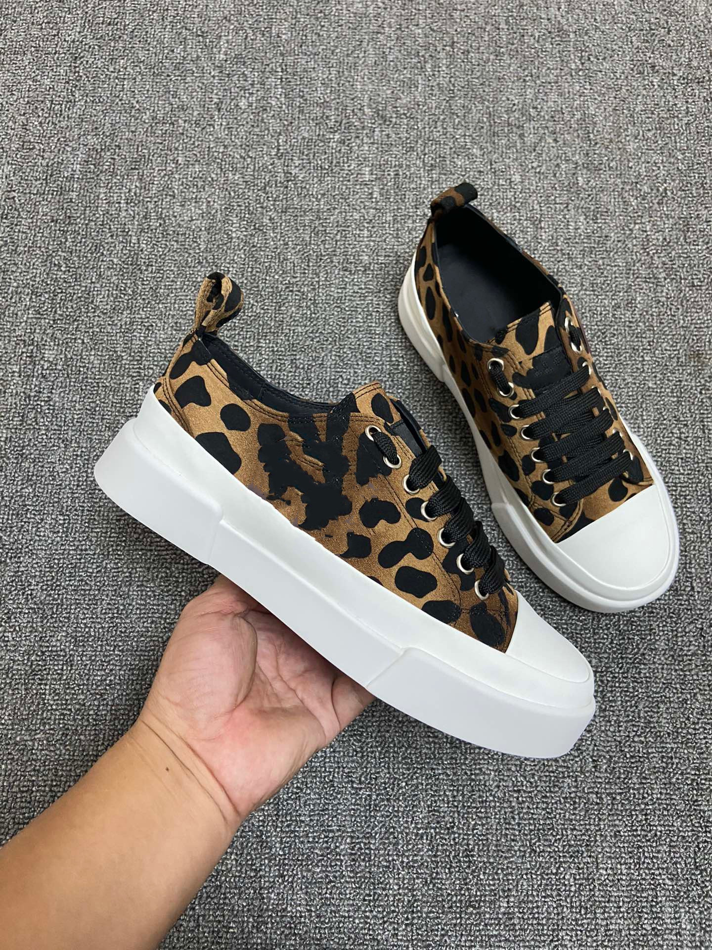 Designer Shoes boots Suede Stitching Sneakers Retro Mesh Breathable Trainers Mens women Leather Sneaker White Black Round Toe Shoe 0519, 03
Designer Shoes boots Suede Stitching Sneakers Retro Mesh Breathable Trainers Mens women Leather Sneaker White Black Round Toe Shoe 0519, 03