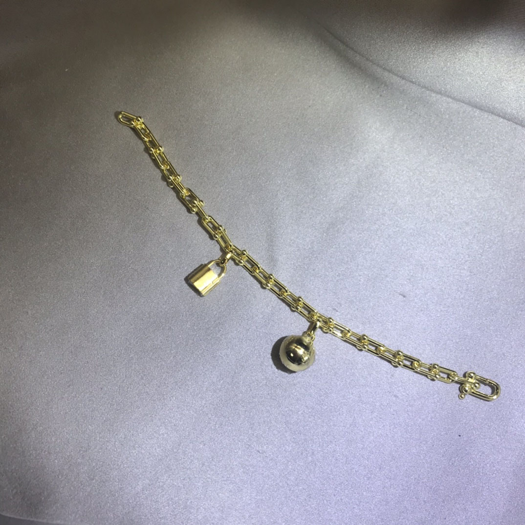 Bracelet bangle link chain Single locking ball horseshoe hardware designer Women Men couple fashion watche Wedding Party Thanksgiving Day Valentine silver gold 11
Bracelet bangle link chain Single locking ball horseshoe hardware designer Women Men couple fashion watche Wedding Party Thanksgiving Day Valentine silver gold 11