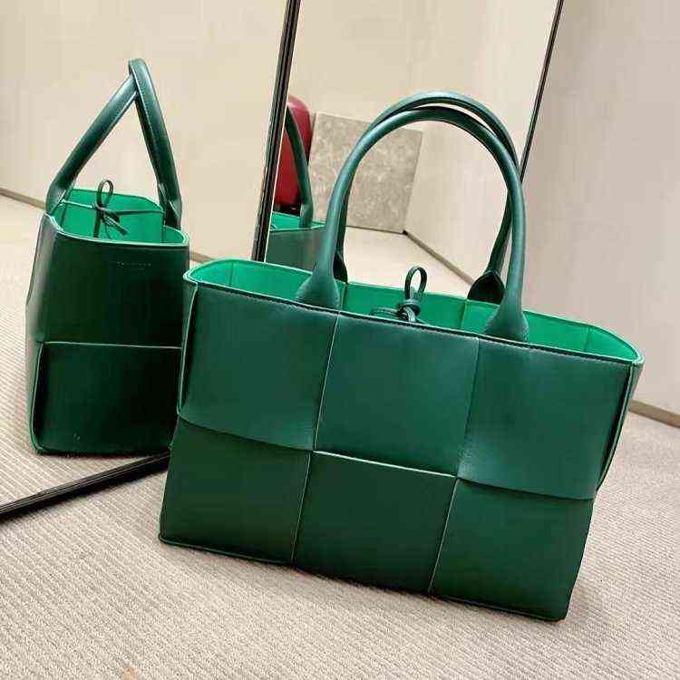 Song Hye Kyo's Same Woven Steamed Stuffed Bun Mother Bag Portable Tote Simple Leisure Large Lattice Women's Leather, Navy blue
Song Hye Kyo's Same Woven Steamed Stuffed Bun Mother Bag Portable Tote Simple Leisure Large Lattice Women's Leather, Navy blue