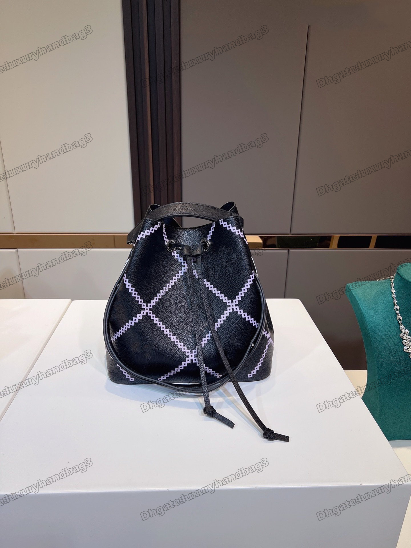 Women Designers NEONOE Bucket Bag Black White Long Shoulder Strap Cross Body Diamond Stripe Pattern Hobo Luxurys Bags Neo Noe
Women Designers NEONOE Bucket Bag Black White Long Shoulder Strap Cross Body Diamond Stripe Pattern Hobo Luxurys Bags Neo Noe