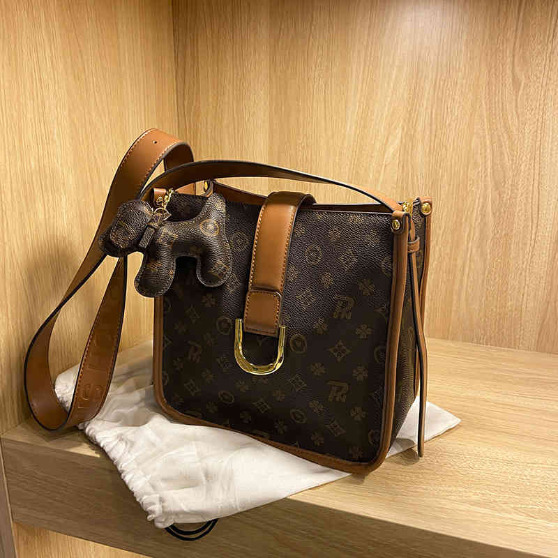 luxury accessories Fashion simple texture backpack women's new single diagonal trend vertical small square bag, Coffee
luxury accessories Fashion simple texture backpack women's new single diagonal trend vertical small square bag, Coffee