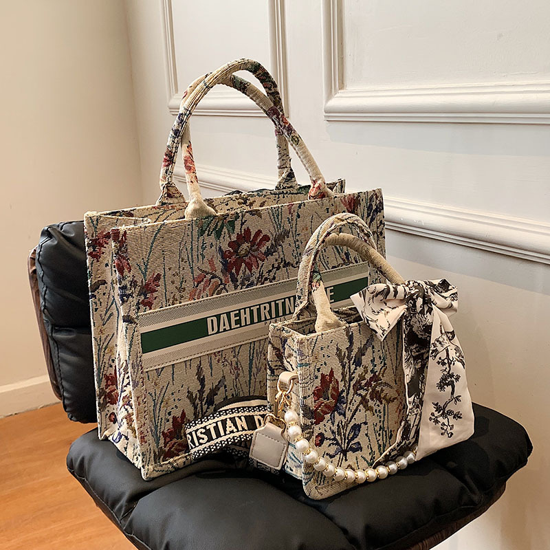 Special care bag 2022 new pearl chain handbag woven embroidery shoulder slung oil painting bag silk scarf, Style one big size
Special care bag 2022 new pearl chain handbag woven embroidery shoulder slung oil painting bag silk scarf, Style one big size