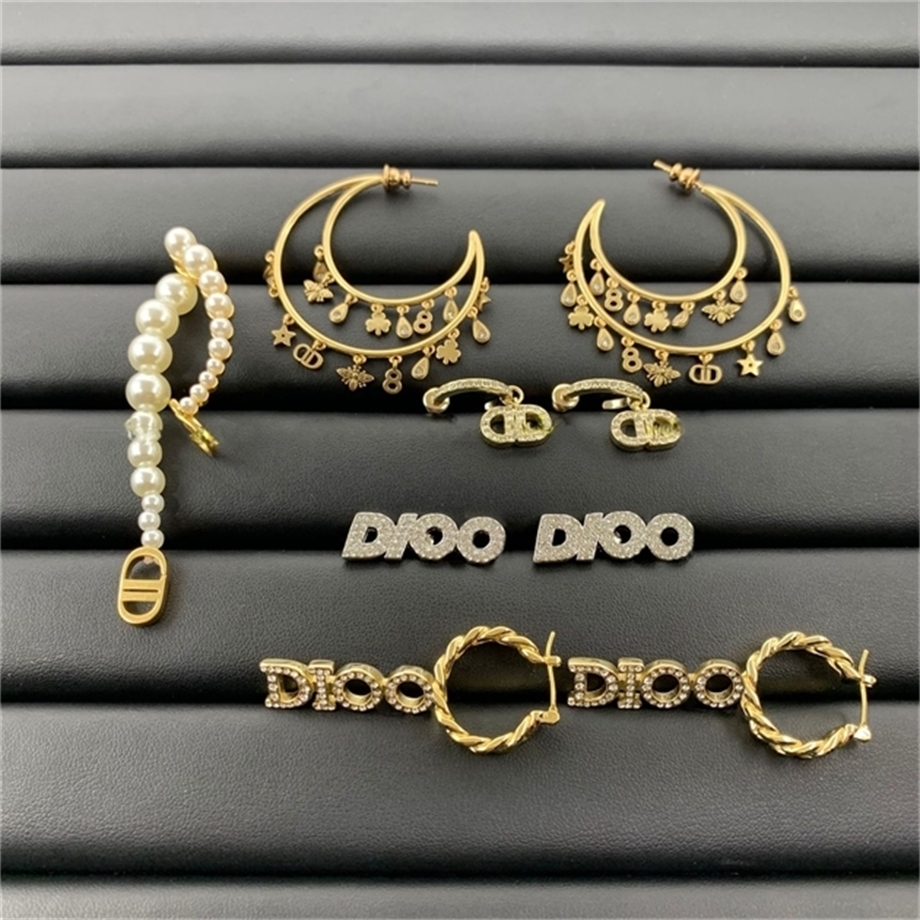 trend 20% OFF designer jewelry D family earrings new letter diamond inlaid bee pearl Tassel a variety of electroplated net red same Earrings
trend 20% OFF designer jewelry D family earrings new letter diamond inlaid bee pearl Tassel a variety of electroplated net red same Earrings