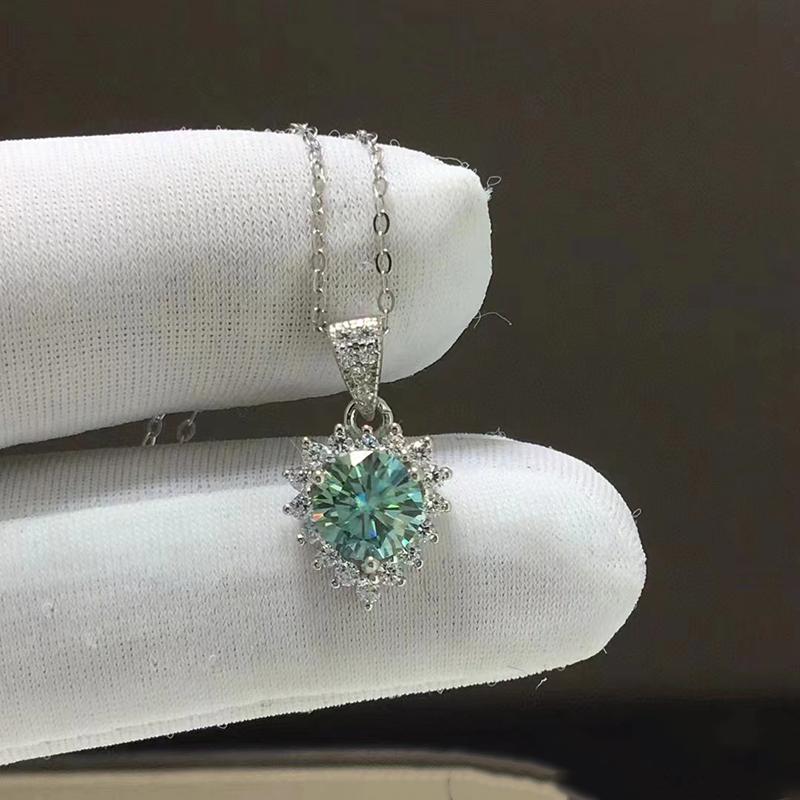 Pendant Necklaces Trendy 925 Sterling Silver 1ct Blue Green Color VVS1 Moissanite Necklace Women Jewelry Pass Diamond Test With Gra GiftPend
Pendant Necklaces Trendy 925 Sterling Silver 1ct Blue Green Color VVS1 Moissanite Necklace Women Jewelry Pass Diamond Test With Gra GiftPend