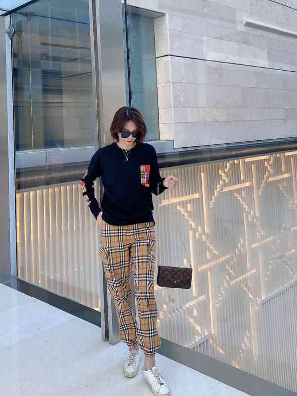 Luxury Burbe 2022 autumn new leisure fashion suit B family trend letter sweater top British style pants European goods, White coat
Luxury Burbe 2022 autumn new leisure fashion suit B family trend letter sweater top British style pants European goods, White coat