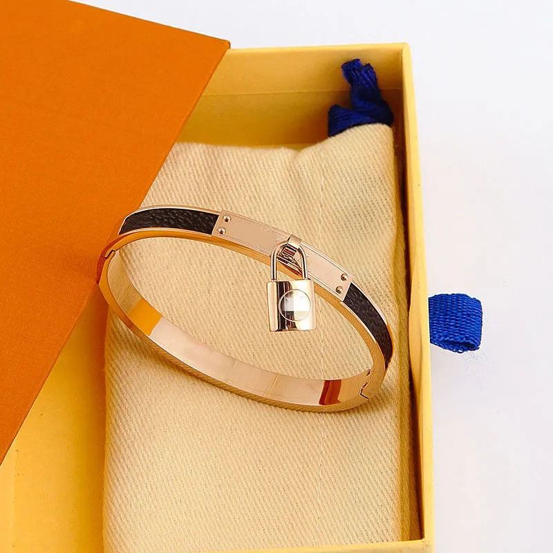High quality letter Lock Bangle Unisex lover Charm Bracelet luxury classic Fashion designer jewelry Gift with box
High quality letter Lock Bangle Unisex lover Charm Bracelet luxury classic Fashion designer jewelry Gift with box