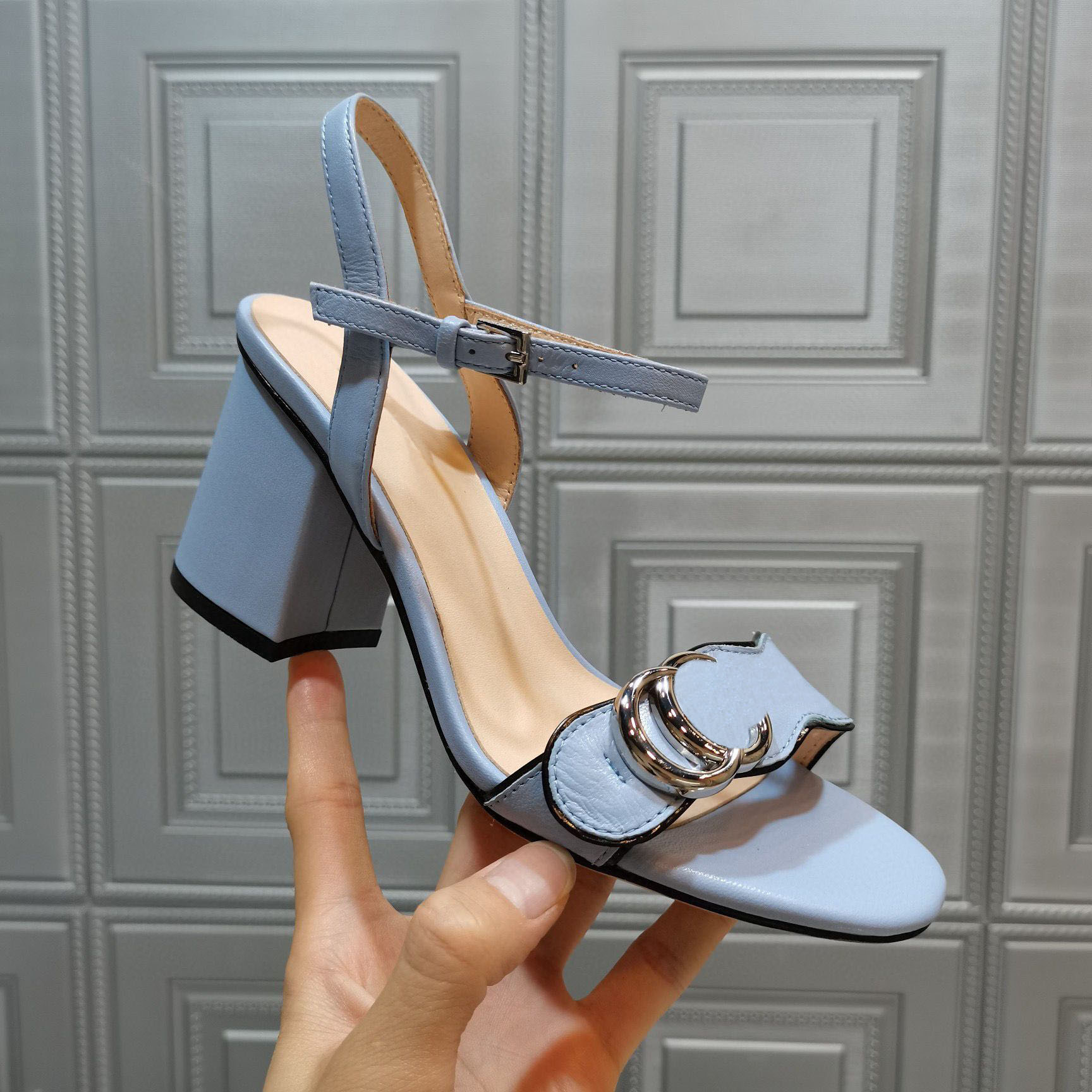 Summer Womens Fashion Ankle Strap High Flat Heeled Sandals Double G Gold Metal Buckle Ladies Luxury Shoes 34-41 Slippers
Summer Womens Fashion Ankle Strap High Flat Heeled Sandals Double G Gold Metal Buckle Ladies Luxury Shoes 34-41 Slippers