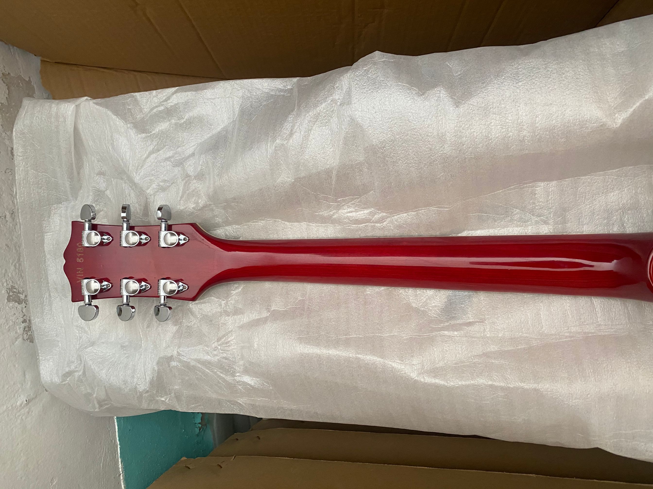 Custom Shop 1960s Corvette Chevrolet Red Electric Guitar Cross Flags Headstock Chrome Hardware Chibson Guitar Mirror Back Cover2284
Custom Shop 1960s Corvette Chevrolet Red Electric Guitar Cross Flags Headstock Chrome Hardware Chibson Guitar Mirror Back Cover2284