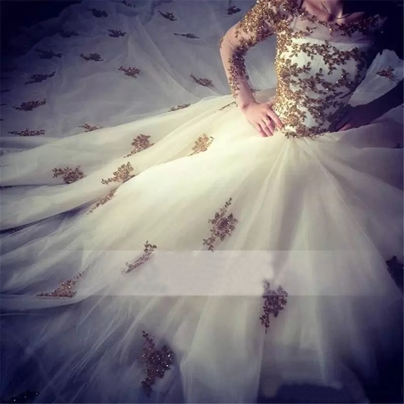 2022 Gold lace Applique Long Sleeve Beaded Ball Gown Wedding Dresses Organza Crew Long Train Wedding Gowns