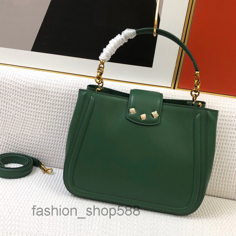 Top Quality Crossbody Bag Cowhide Leather Handbag Purse Double Interlayer Pearl Letter Fashi
Top Quality Crossbody Bag Cowhide Leather Handbag Purse Double Interlayer Pearl Letter Fashi