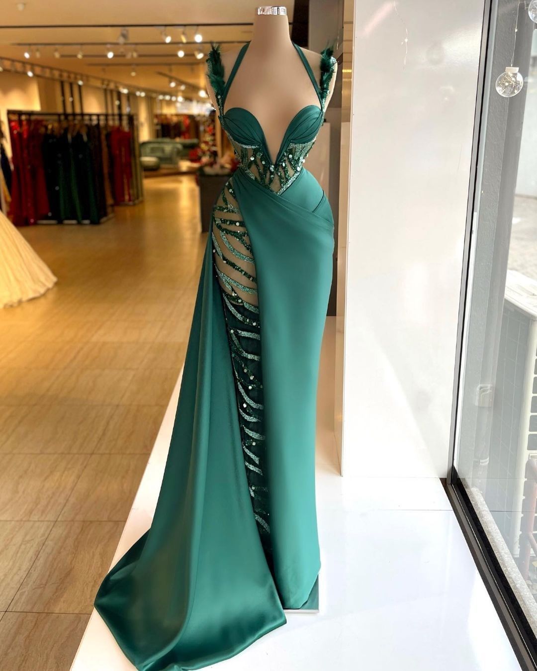 Feathers Emerbale Green Halter Evening Dresses Sequins Sleeveless Prom Dresses High Side Split Sheer Neck Celebrity Women Formal Party Pageant Gowns
