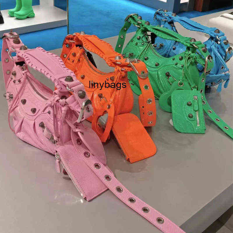 Designer Balencaigass Bags New Lecagole Paris Motorcycle One Shoulder Fashion Spice Girl Rivet Underarm Women's 4MHV FKWG, Black crocodile large
Designer Balencaigass Bags New Lecagole Paris Motorcycle One Shoulder Fashion Spice Girl Rivet Underarm Women's 4MHV FKWG, Black crocodile large