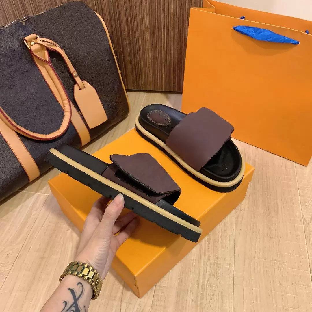 Women Slippers Luxury Brand Shoes POOL PILLOW COMFORT SANDALS Platform Designer Shoes louiseity viutonity, Extra box
Women Slippers Luxury Brand Shoes POOL PILLOW COMFORT SANDALS Platform Designer Shoes louiseity viutonity, Extra box