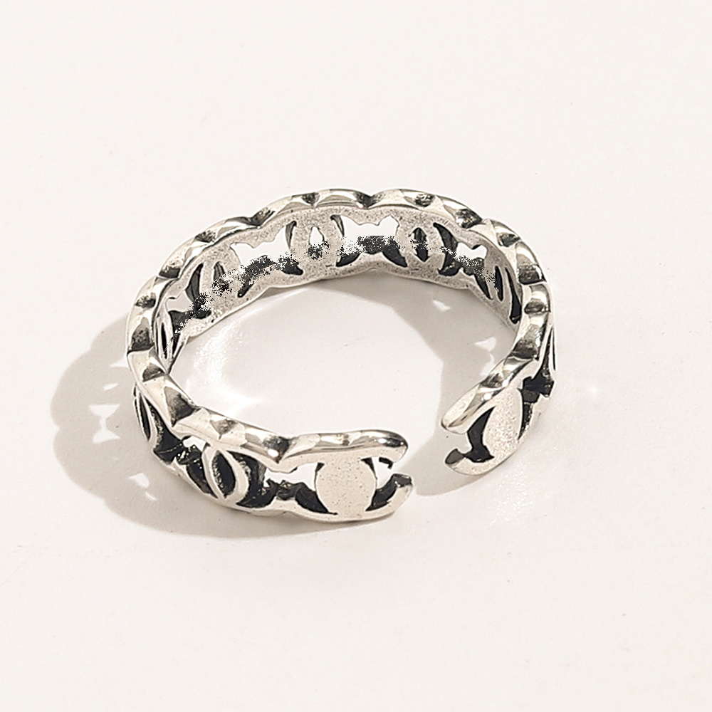 Top Quality Classic Band Letters Rings for Mens Womens Fashion Designer Extravagant Brand Geometry Letter Antique Silver Ring Copper Opening Adjustable Jewelry
Top Quality Classic Band Letters Rings for Mens Womens Fashion Designer Extravagant Brand Geometry Letter Antique Silver Ring Copper Opening Adjustable Jewelry