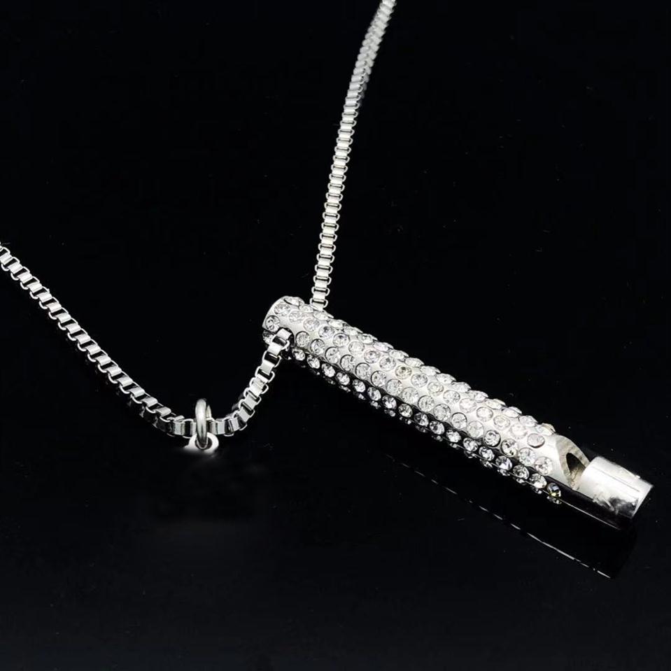 Fashion Pendant Necklaces Brand with Logo Whistle Designer Necklace for Men Silver Chains Womens Party Wedding Lovers Gift Luxury 2251
Fashion Pendant Necklaces Brand with Logo Whistle Designer Necklace for Men Silver Chains Womens Party Wedding Lovers Gift Luxury 2251