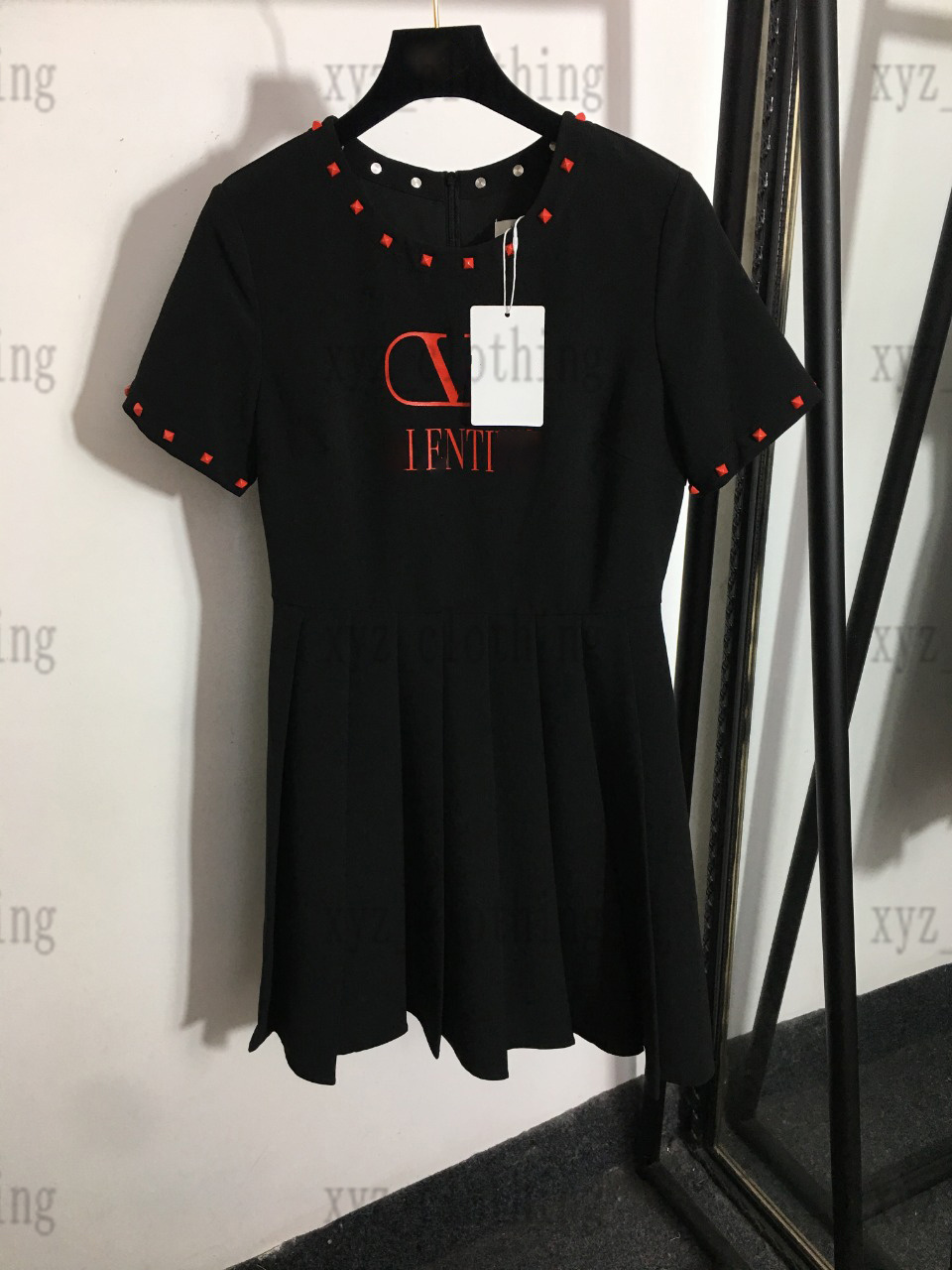 22ss designer rivet dress fashion womens short sleeve dresses V letter print studded waist pleated short-sleeved dress women SML Original customization skirts, Black
22ss designer rivet dress fashion womens short sleeve dresses V letter print studded waist pleated short-sleeved dress women SML Original customization skirts, Black