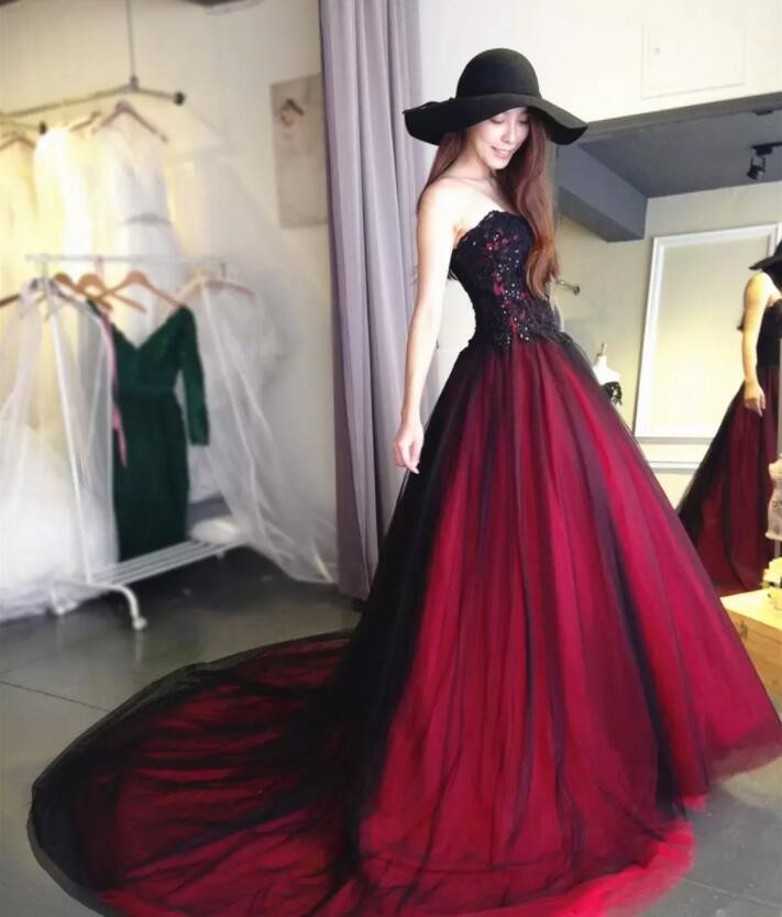 Gothic Red and Black Wedding Dress Strapless Dazzling Applique 1850s Vintage lace-up corset Bridal Gowns Classic Design