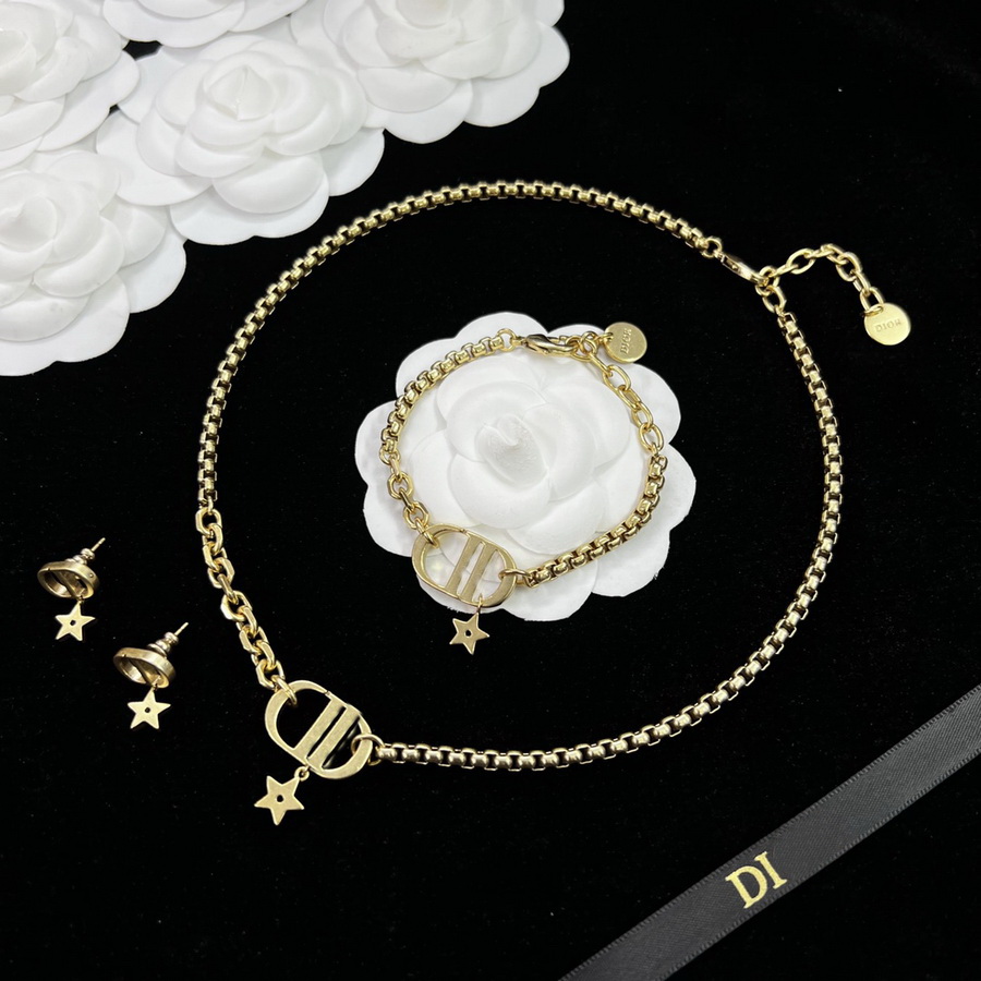 New designed Choker High Quality Vintage D Letter ladies Necklace Women's All-match Simple Fashion Bracelet earring sets Designer Jewelry 0122
New designed Choker High Quality Vintage D Letter ladies Necklace Women's All-match Simple Fashion Bracelet earring sets Designer Jewelry 0122