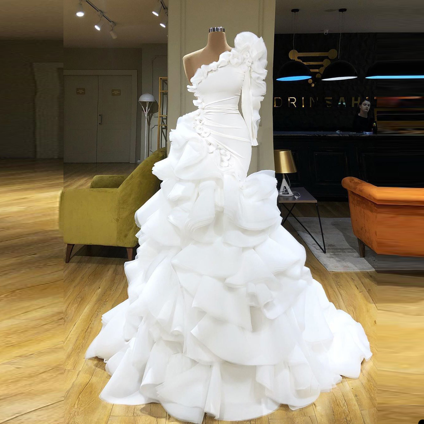 Elegant Mermaid Wedding Dress Shoulder One Long Sleeve Lace Ruffles Appliques 3D wer Illusion Custom Made Bridal Dresses Gowns or Length Robe