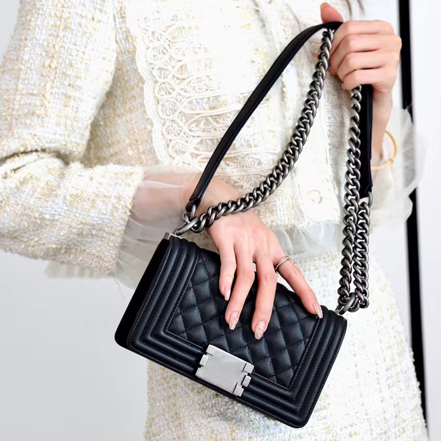 Original Quality Classic Diamond Lattice Caviar Cross Body Bag Designer Women Small Boy Flap Bags 20.5CM Sheepskin Shoulder Handbags With Box C028
Original Quality Classic Diamond Lattice Caviar Cross Body Bag Designer Women Small Boy Flap Bags 20.5CM Sheepskin Shoulder Handbags With Box C028