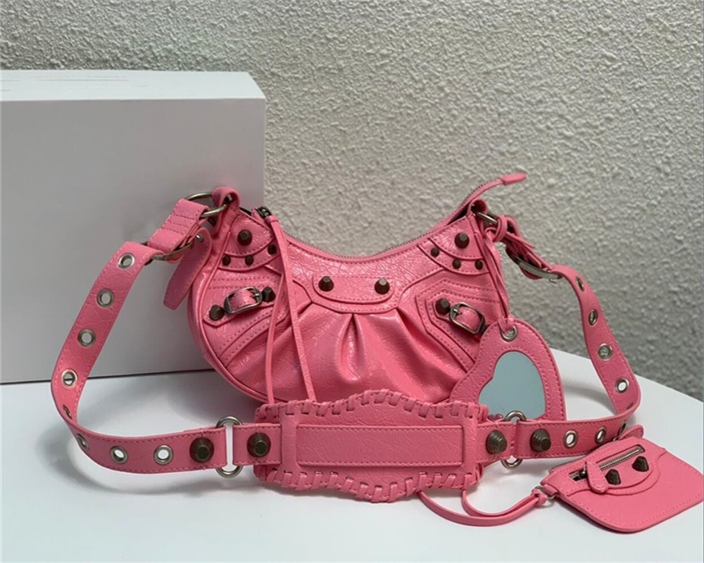 2022 ladies handbag classic motorcycle bag Element Designer rivet high quality leather half crescent saddle one shoulder oblique sho, Red
2022 ladies handbag classic motorcycle bag Element Designer rivet high quality leather half crescent saddle one shoulder oblique sho, Red