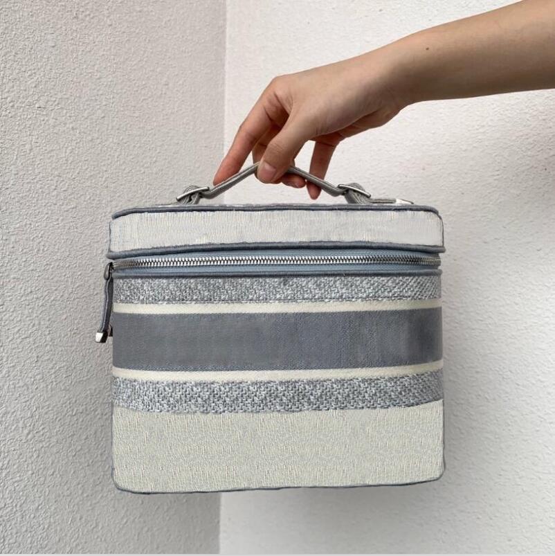 fashion rattan women shoulder bags designer handbags luxury wicker woven crossbody bag summer beach straw bag lady purses
fashion rattan women shoulder bags designer handbags luxury wicker woven crossbody bag summer beach straw bag lady purses