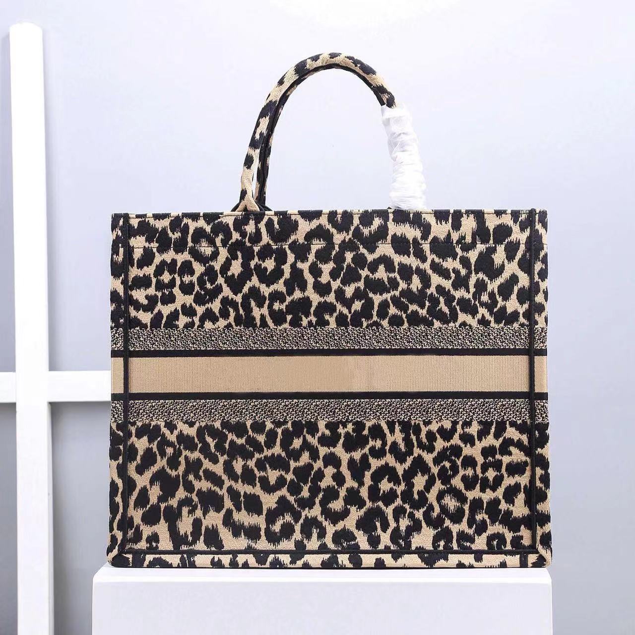 2021 fashion handbag totes designer double letter large capacity shopping bags women's trendy shoulder bag high quality11
2021 fashion handbag totes designer double letter large capacity shopping bags women's trendy shoulder bag high quality11